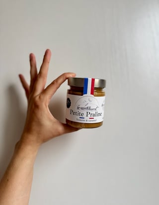 Petite Praline jar held in hand